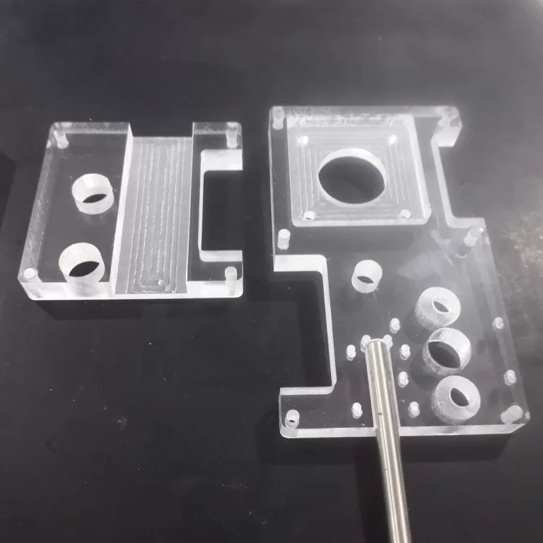 Corte de peça plática com Router CNC